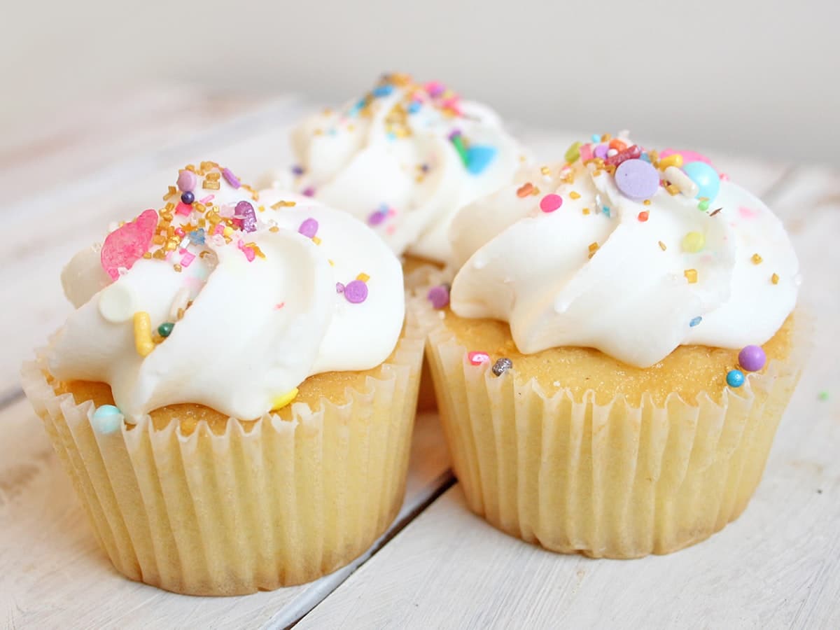 Cupcakes con frosting y sprinkles de colores