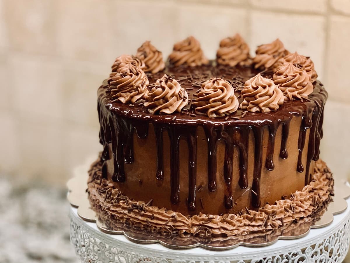 Torta de chocolate con ganache y decoración de crema